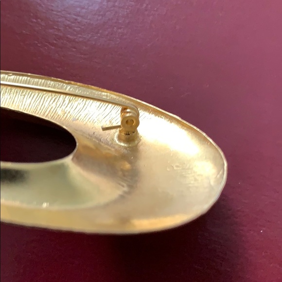 Vintage golden tone clasped with lever brooch - Picture 7 of 10